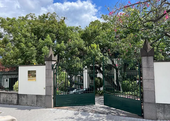 Luxury Oceanfront At Reid's Gardens 公寓