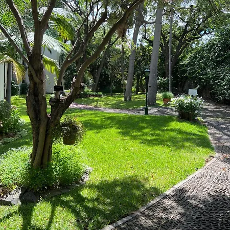 Luxury Oceanfront At Reid's Gardens Apartamento *